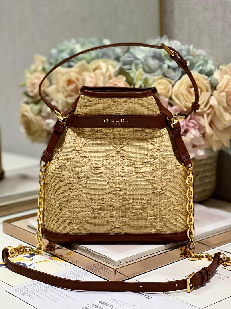 CEST DIOR large handbag wovenThis Cest Dior handbag is a new autumn 2023 item elegant and clas