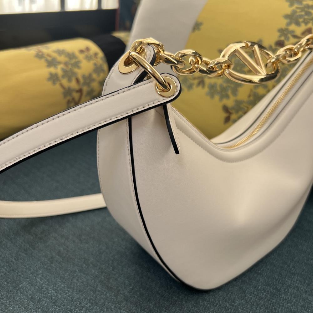 What sets the Valentino bag 2080B apart from other handbags is its attention to detail Th