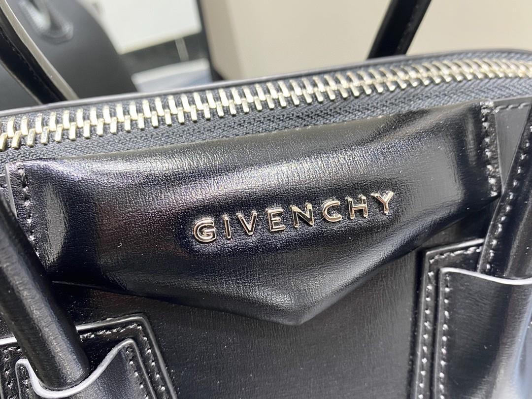 2022 New The classic Antigona motorcycle bag from Givencys GIVENCY is made of cowhide with a s