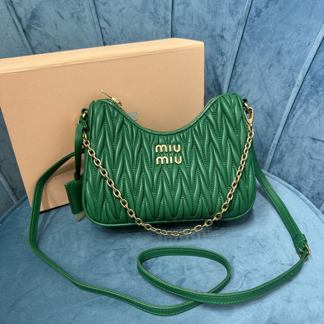 New Miumiu Pleated Chain Bag This brand new soft sheepskin shoulder bag features exquisite Matepass