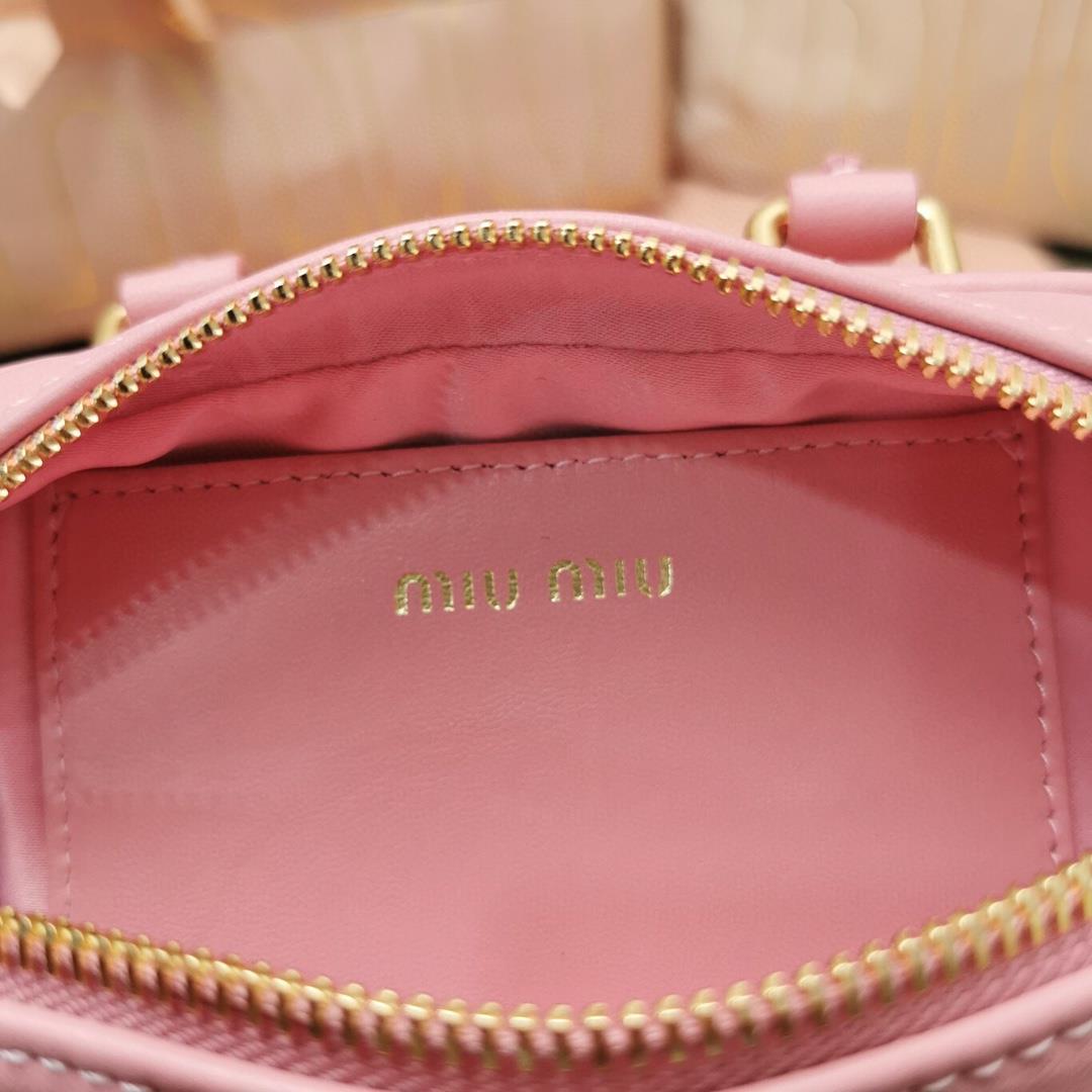 Small size The M familys new product Too Pretty Bowling Handbag features imported lamb skin cl