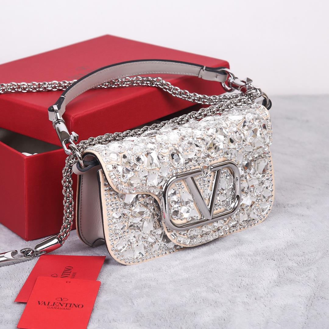 Crystal styleThe Valentino Garavani Mini Loc handbag is adorned with crystals and Vlogo Si