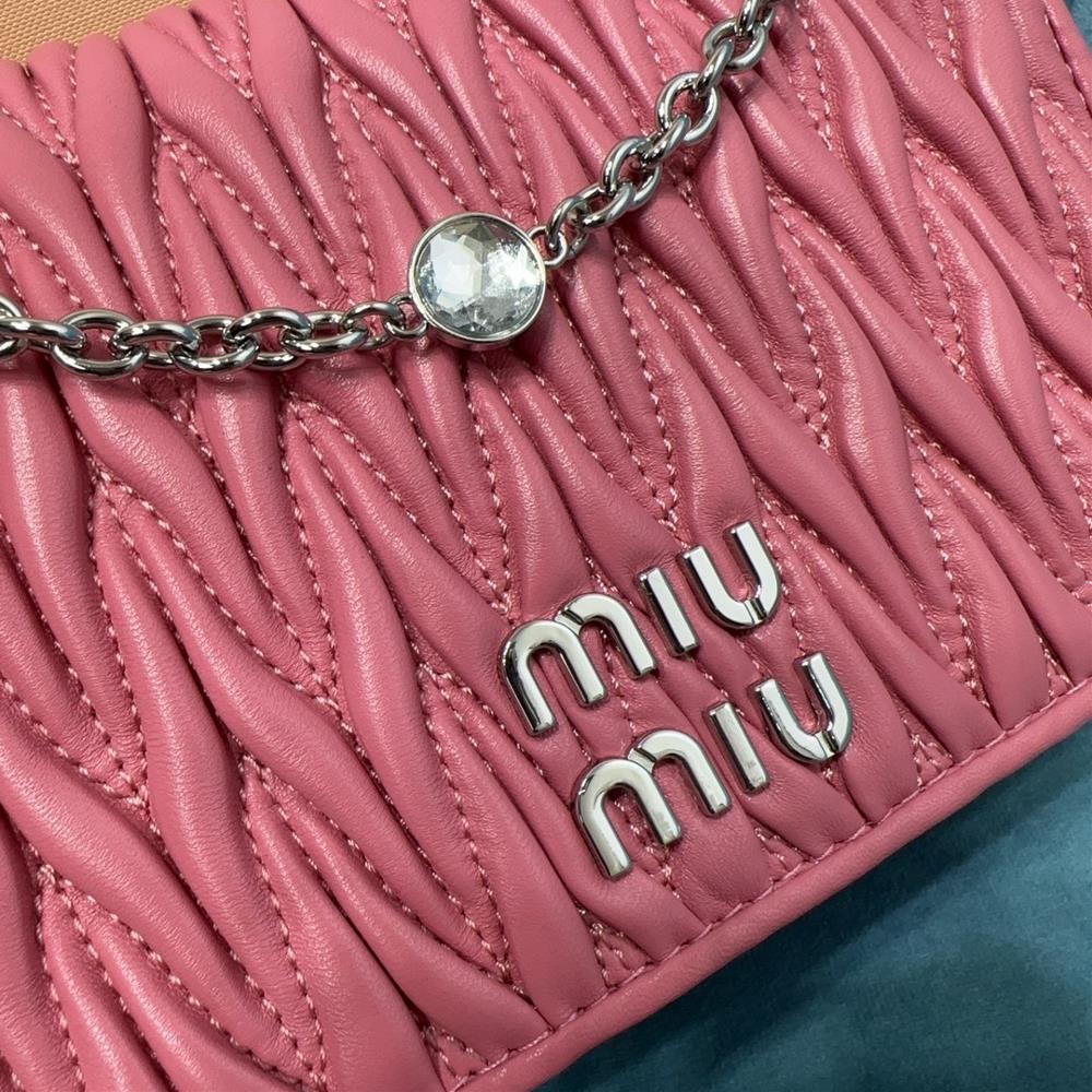 miumiu family The new stock new soft sheepskin handbag features the classic 5BP065 logo Ma