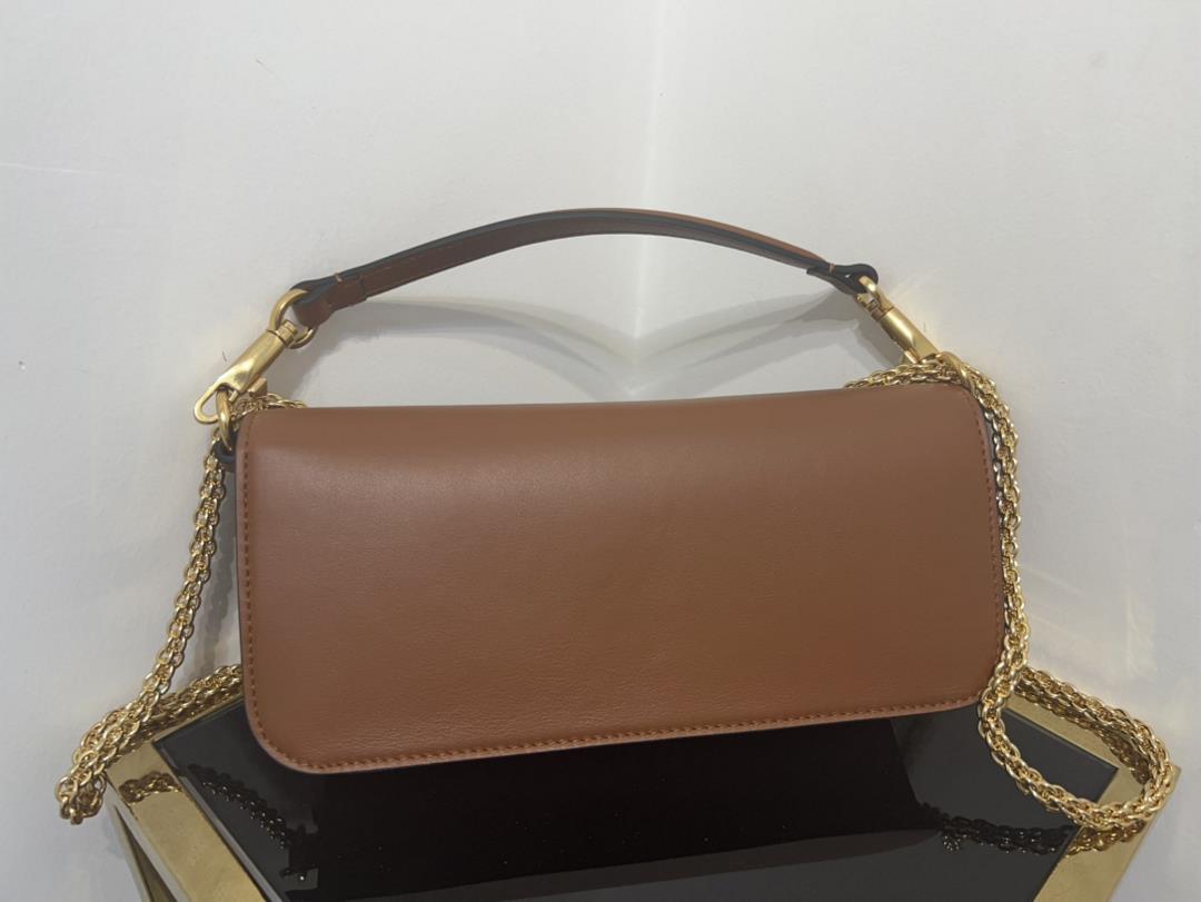 Large new Loc calf leather handbag decorated with metal VLogo SignatureEquipped with detachabl