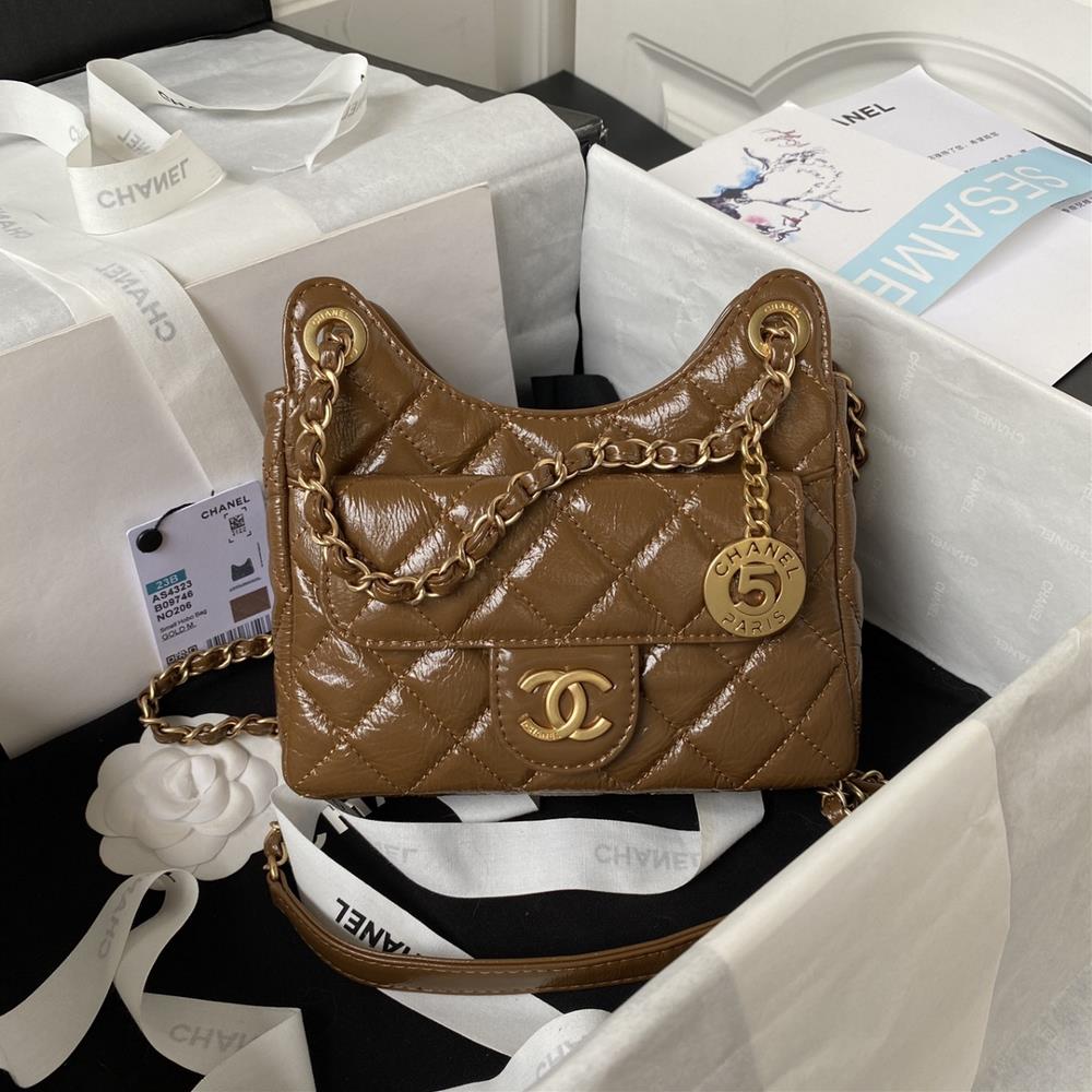 The small Chanel23B model AS4323 oil wax leather hobo seat stable shoulder bag has the highest atten