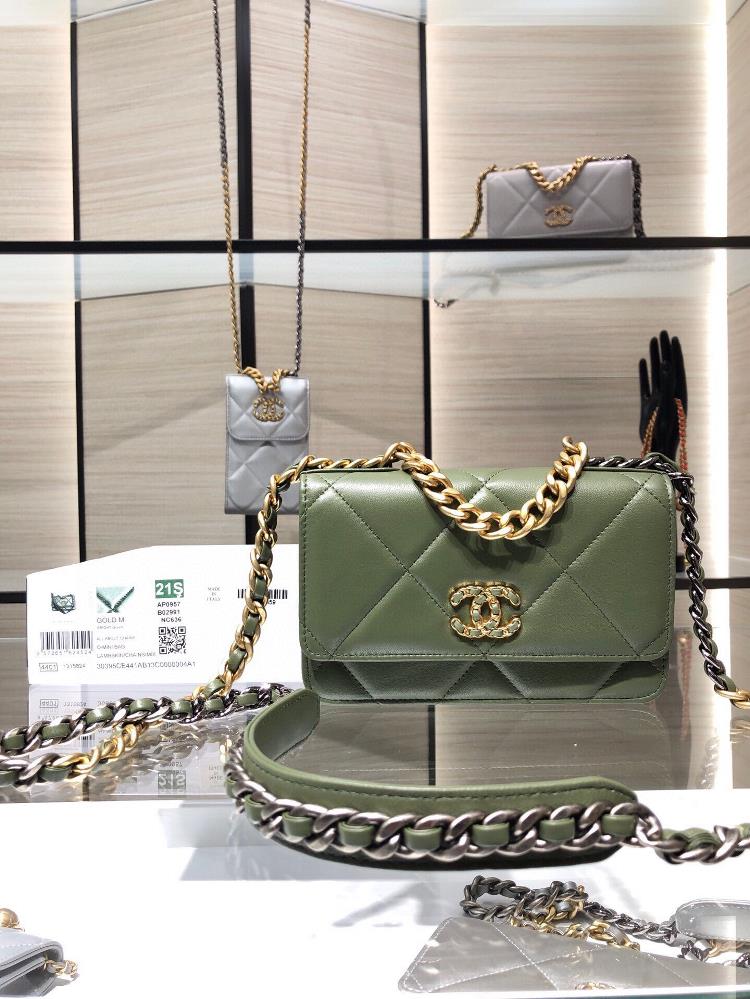 chanel 19 is selling like hot cakes and the iconic 19K handbag is also the first series of handbags jointly created by Karl and Viard the new artist