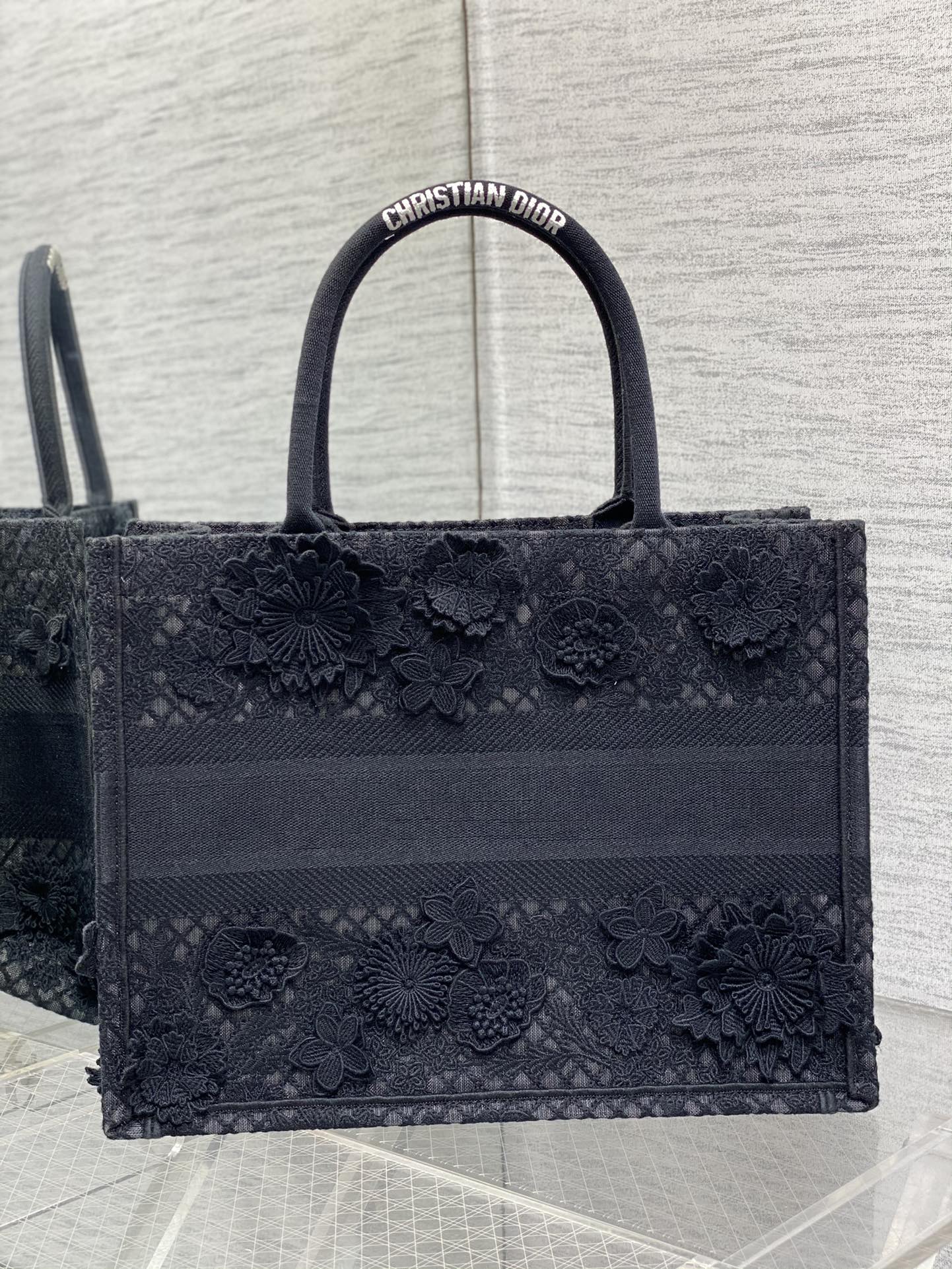 The latest pair of floral lace series has been shipped in a cool and refreshing mannerTote med