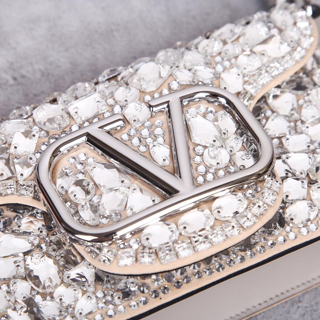 Crystal styleThe Valentino Garavani Mini Loc handbag is adorned with crystals and Vlogo Si