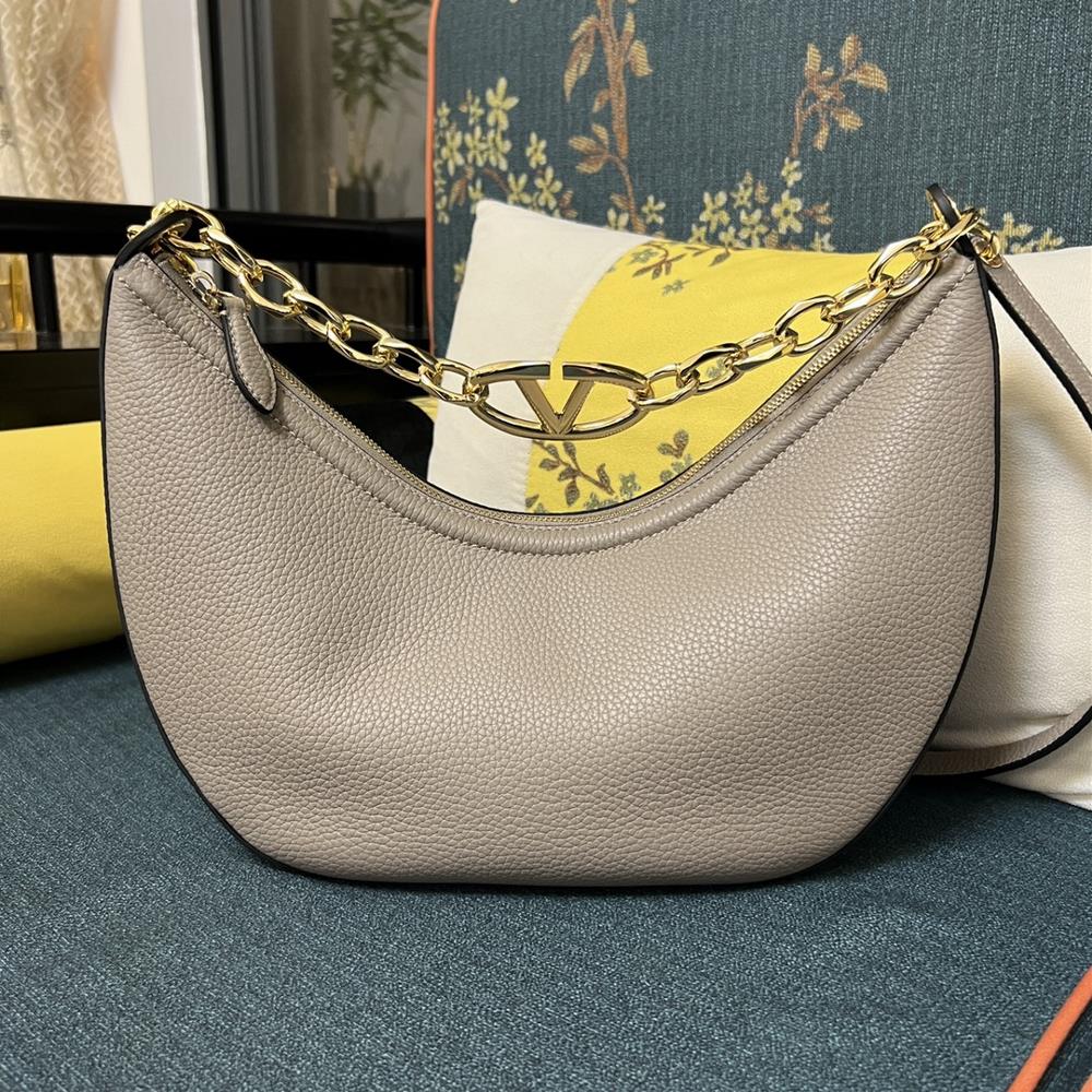 Large model 2081A Litchi grainGARAVANI VLOGO MOON small chain leather HOBO handbag Thanks to a chain and detachable leather shoulder straps this han