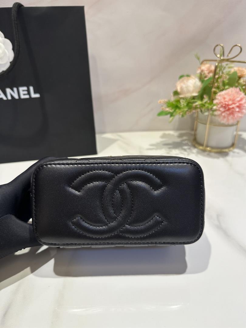 The toplevel Chanel 23A wooden bead handle makeup box handcrafted workshop series feature