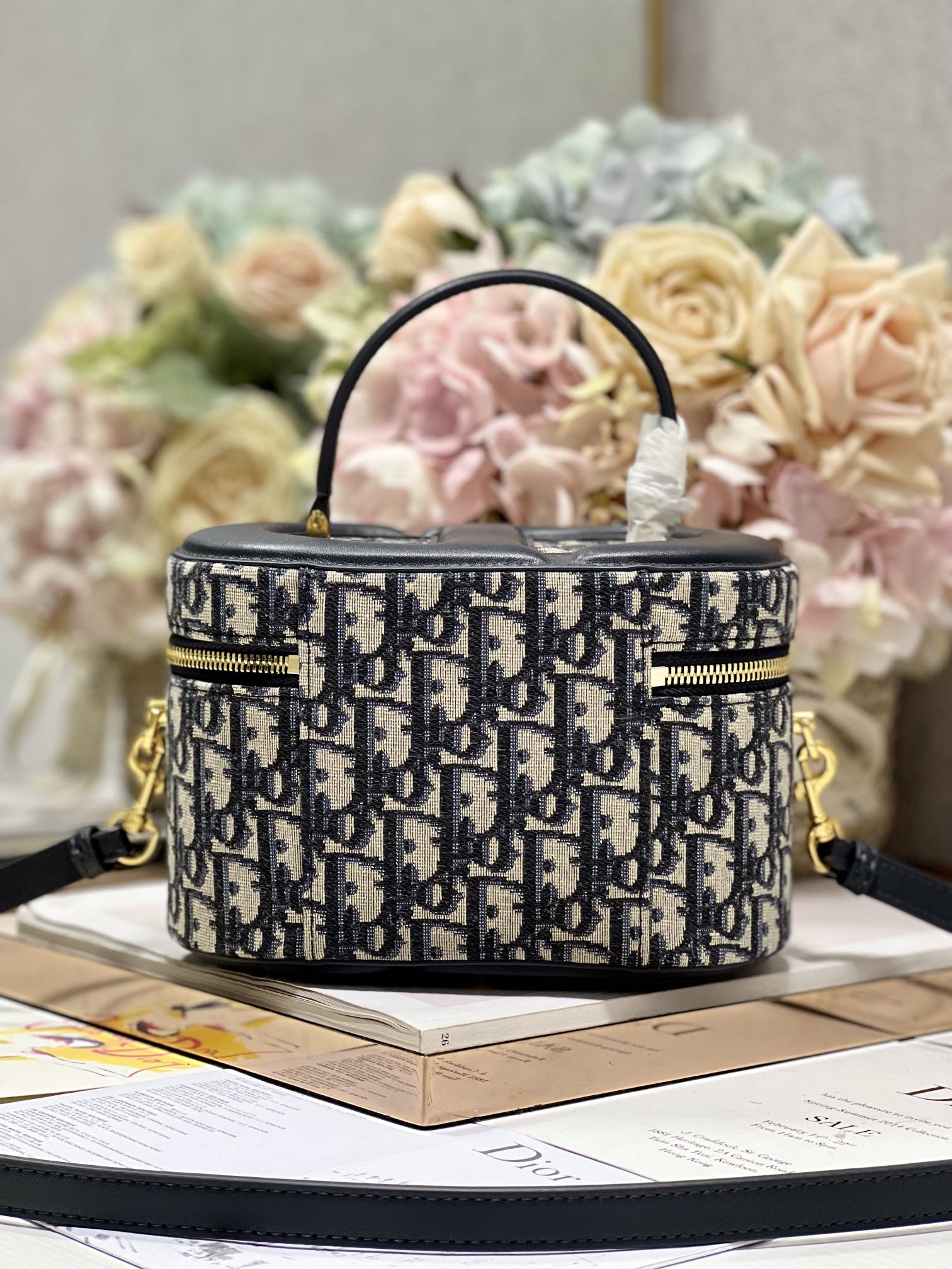 Dior New Small Blue D Makeup Box BagThe design is more exquisite The exquisite design fully re