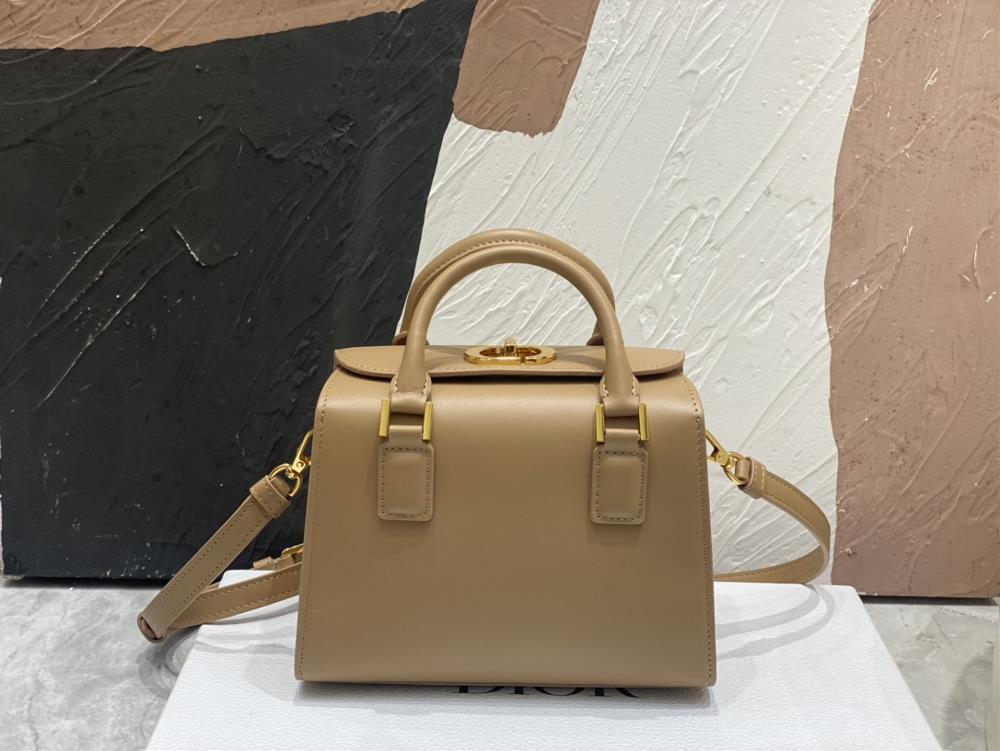Dior New Pillow Bag Handbag Specially designed with imported caramel colored cowhide leather the bag mouth is adorned with a gold CD rotating buckle