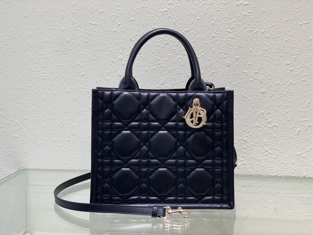 Dior New Tote Shoulder Strap This Dior handbag is Diors newly launched flagship item showcasing its modern and elegant practical design during the 2