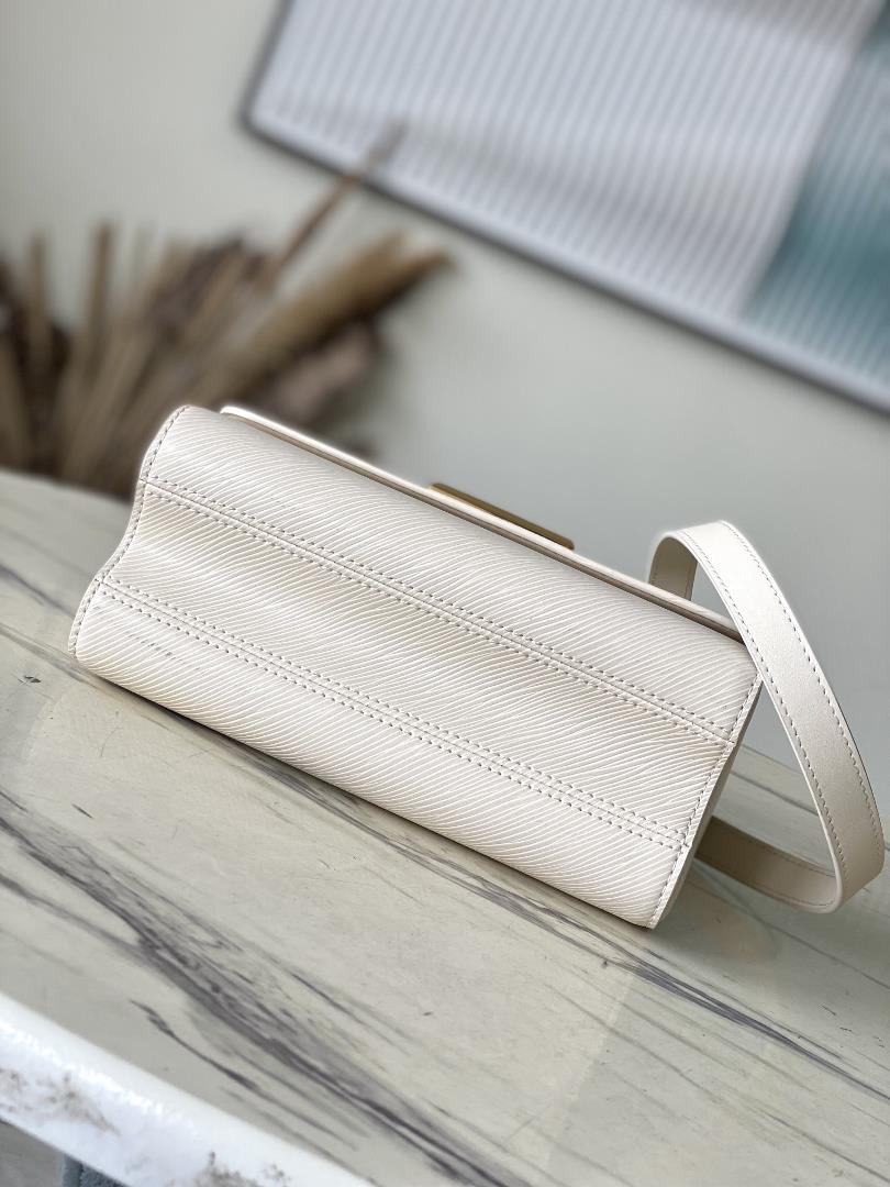 M22774 meter whiteThis Twist Medium handbag incorporates the brands iconic Monogram flowe