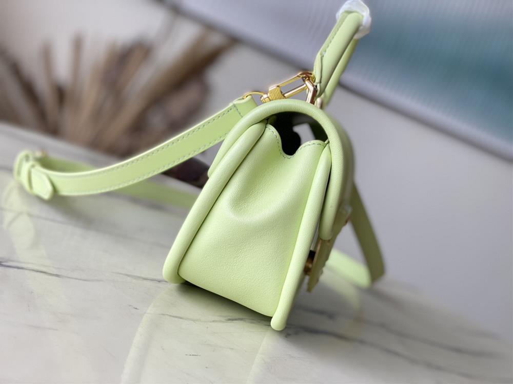 M22725 Apple GreenThis Hide Seek handbag features Epi leather accents in bright tones fea