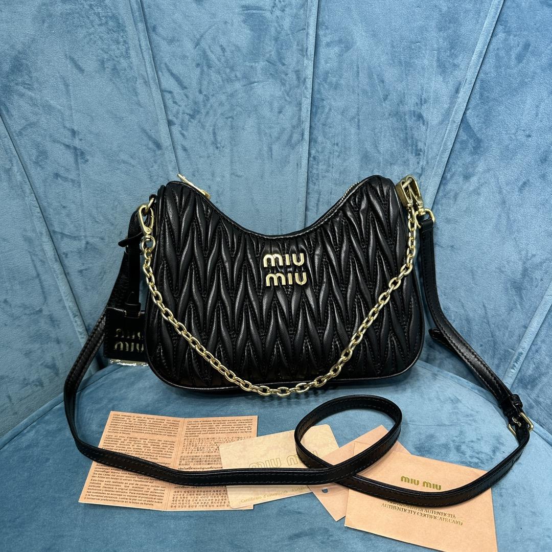 New Miumiu Pleated Chain Bag This brand new soft sheepskin shoulder bag features exquisite Matepass