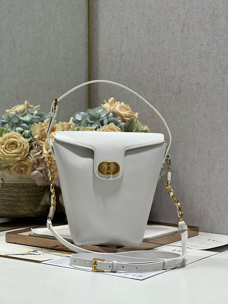 Dior30 MONTAIGNE Large Chain Bucket Bag WhiteThis 30 Montaigne large chain bucket bag is a new addition to the early spring 2024 collection exquisite