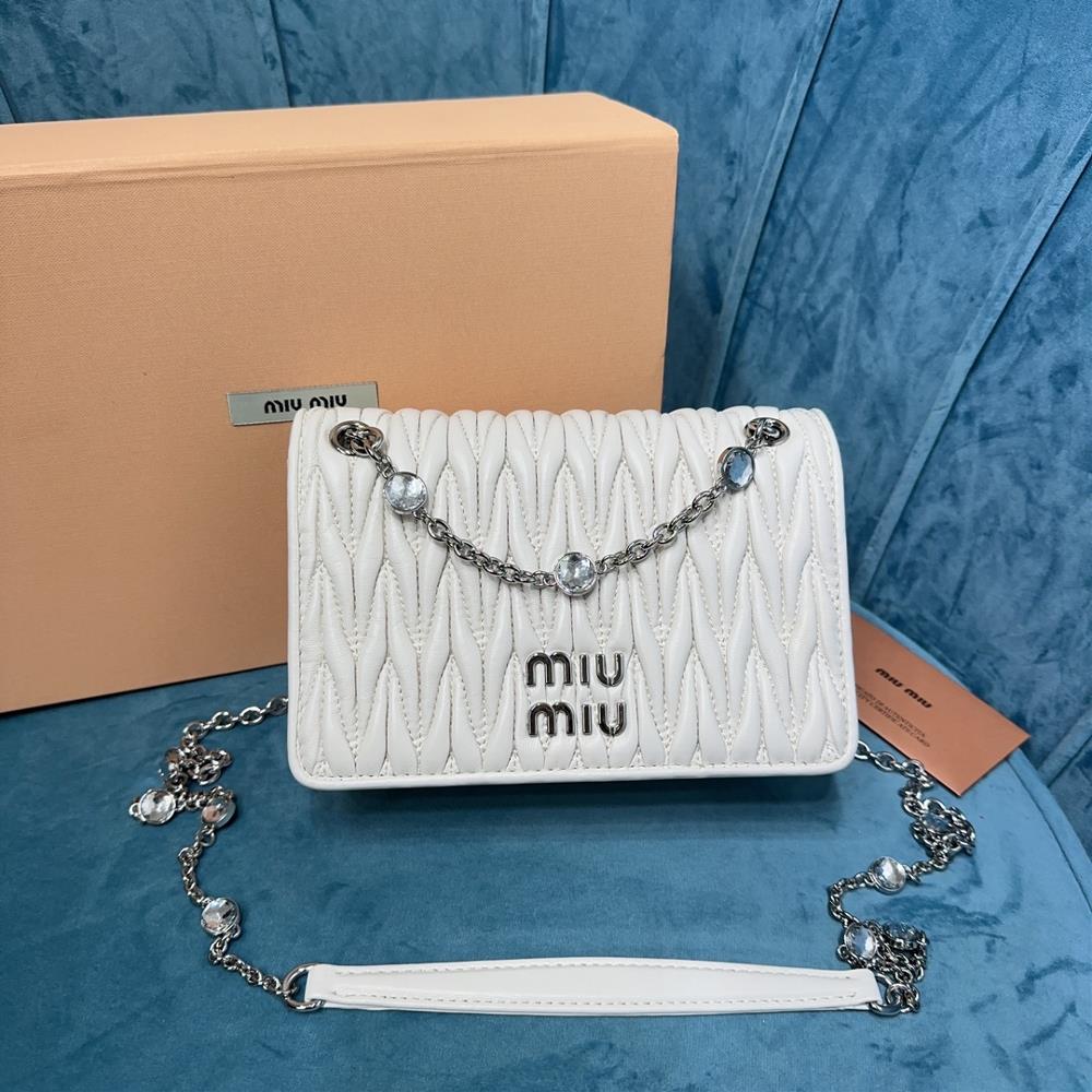 M familyThe new stock new soft sheepskin handbag features the classic 5BP065 logo Matelasse pleated pattern It is made of top grade imported lambskin