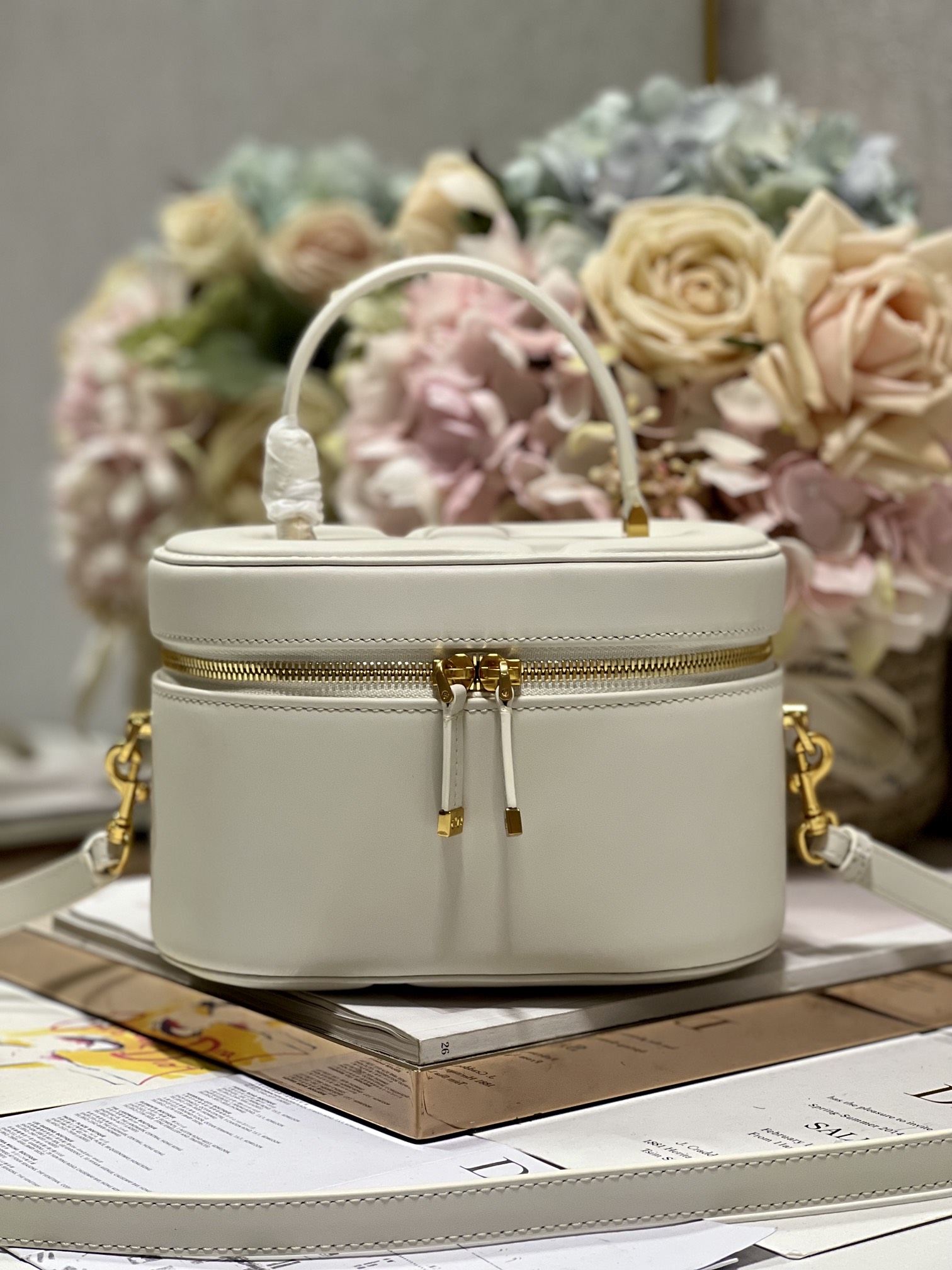 Dior New White Makeup Box BagThe design is more exquisite The exquisite design fully reflects Diors 