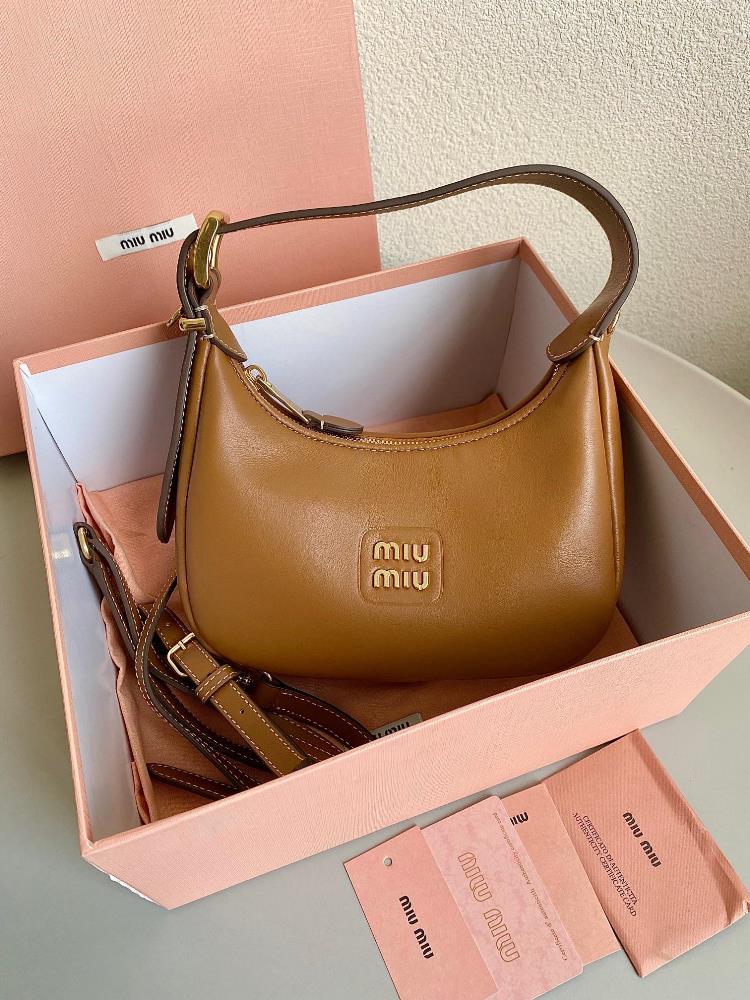 Caramel color small 23ss underarm bag Hobo one of the classic bag styles featured in autumn and winterImported calf leather with a wide handle resem