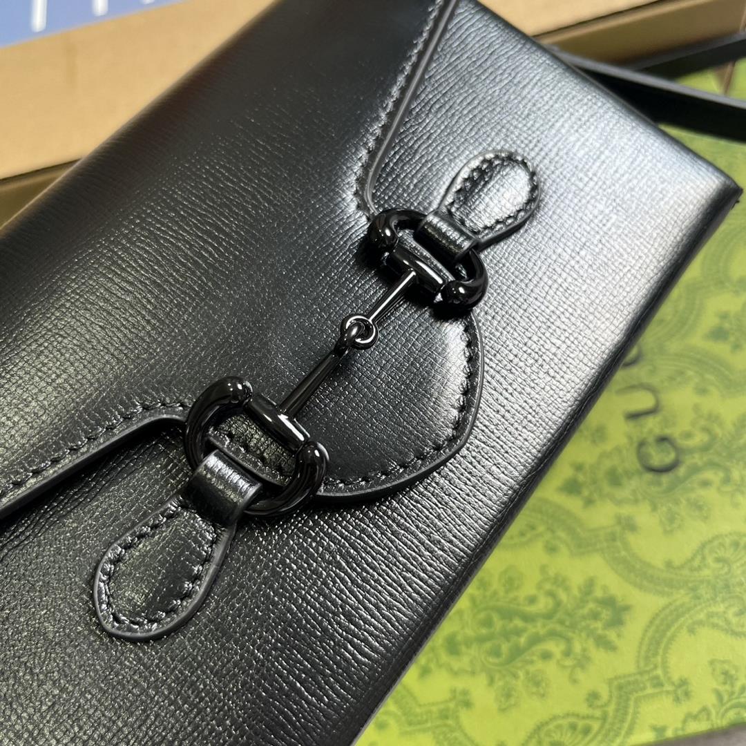 Equipped with a complete packaging this Gucci Horsebit 1955 series handbag showcases ic