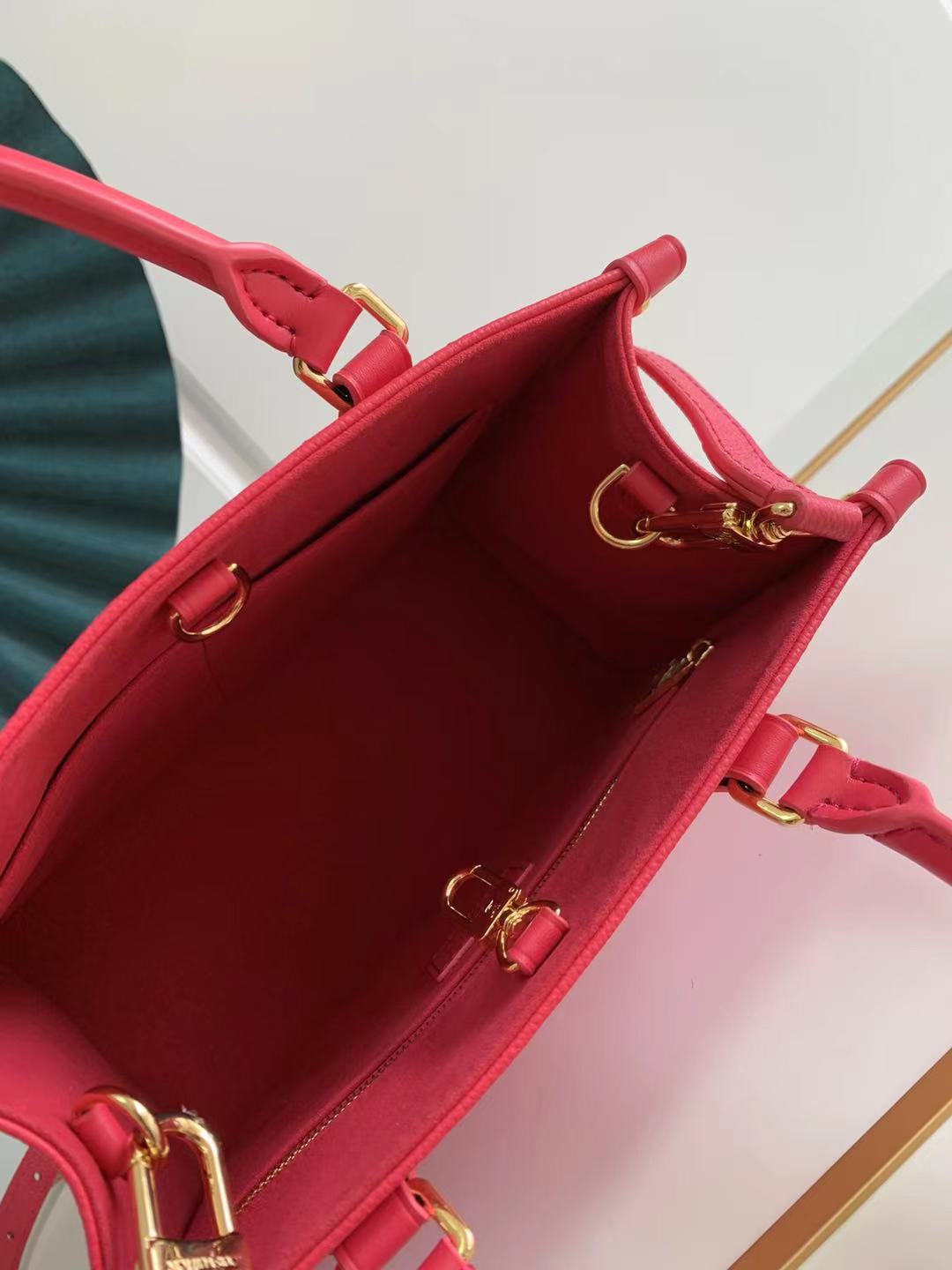 M45655 M45653The Ontogo Small Tote Bag draws inspiration from the classic Sac Plat handbag fro