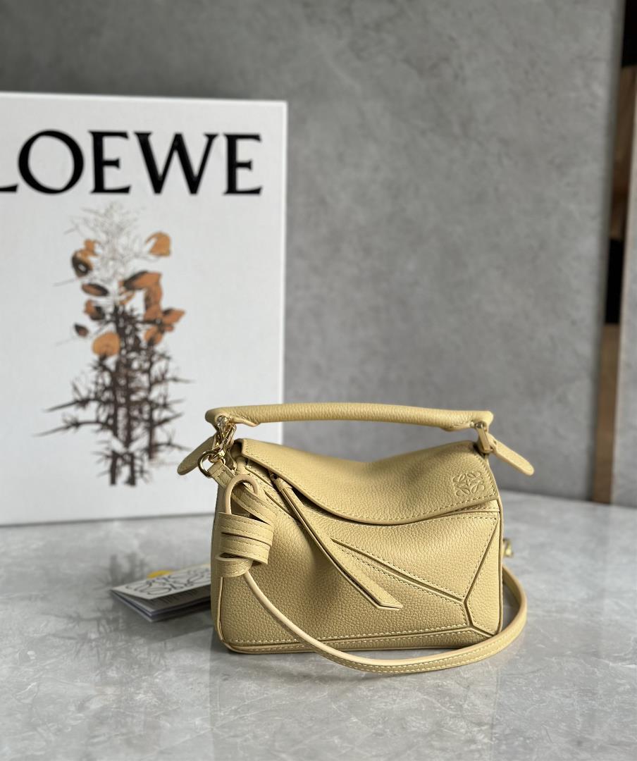 Mini LOEWE Luo Yiweis super cute mini geometry bag PUZZLE NEW is full of cool fashion sense big bran