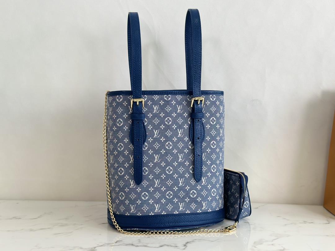 M42238 blueThe denim bucket bag series is made of soft MONOGRAM fabric and imported hardware T