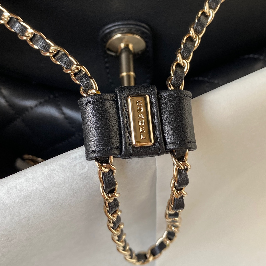 The Chanel23P super popular double backpack is very small in size, similar to the old duma and