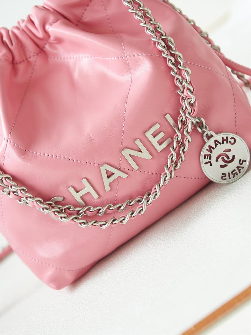 chanels mini22 hit HeartsThe bag accessories of Chanel Goose will always be planted with grass