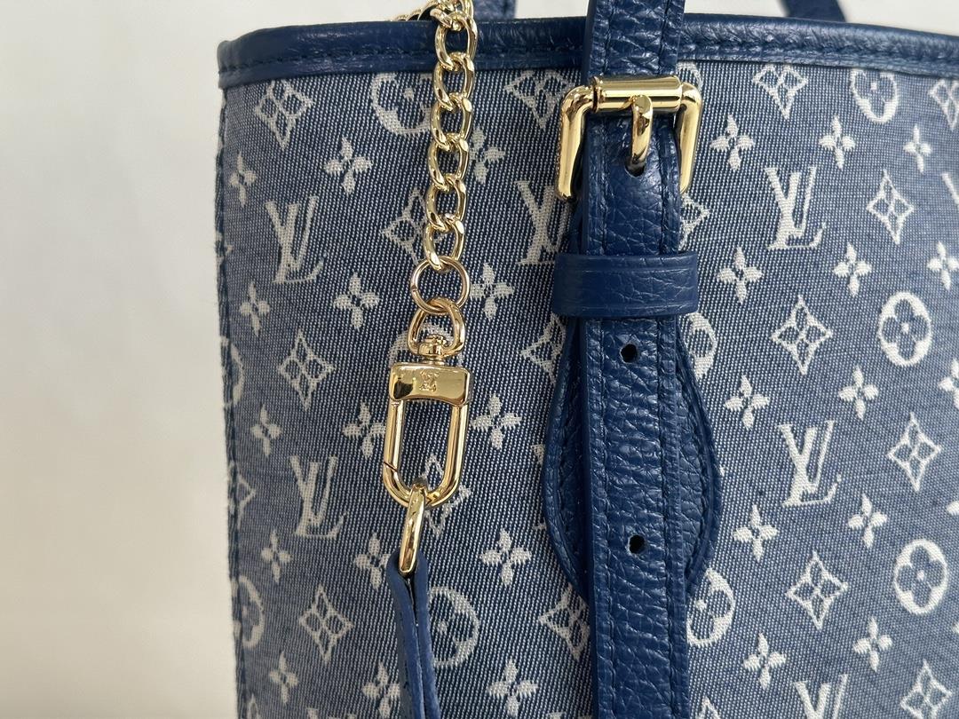 M42238 blueThe denim bucket bag series is made of soft MONOGRAM fabric and imported hardware T