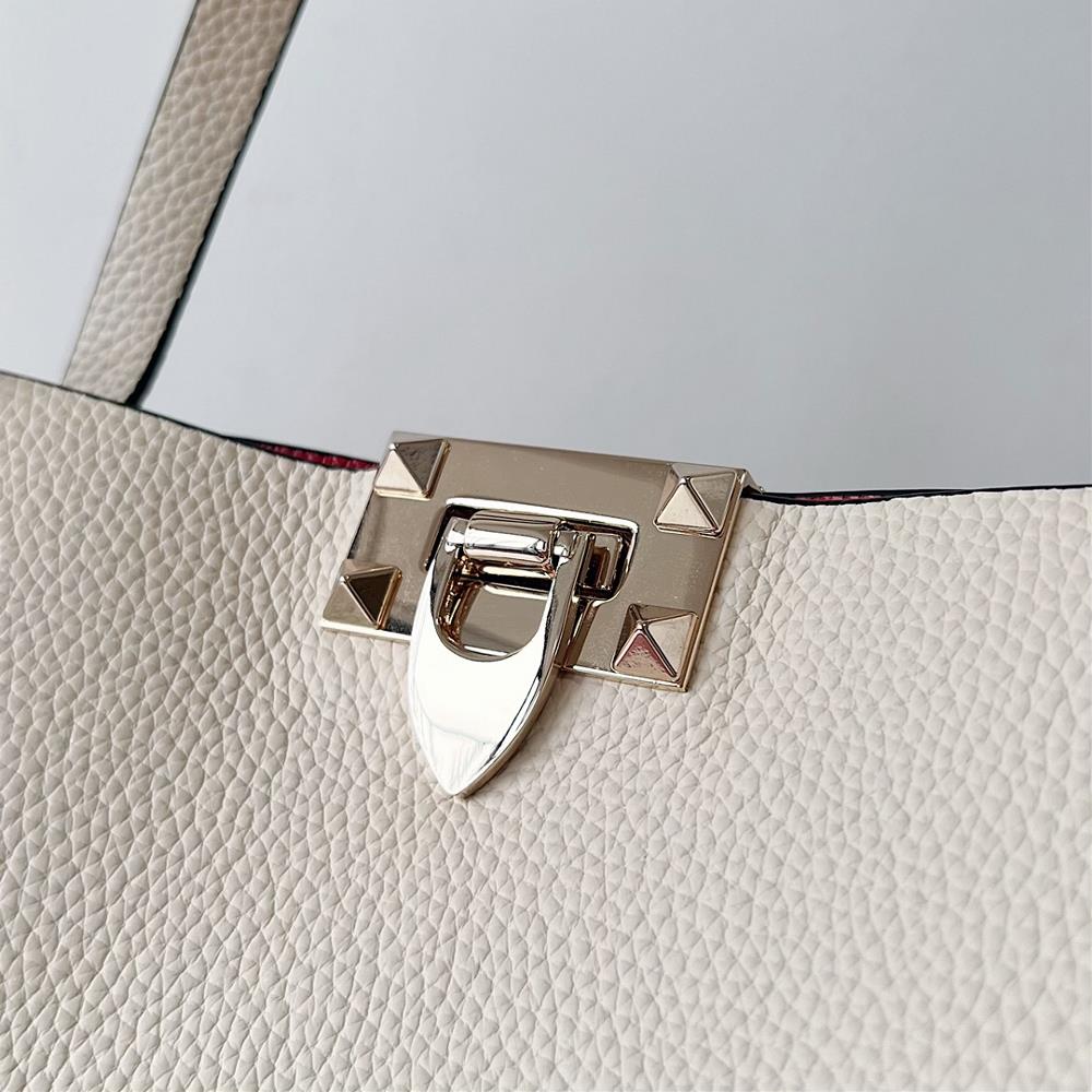 Valentino new doublesided shopping bag made of lychee grain leather paired with a detac