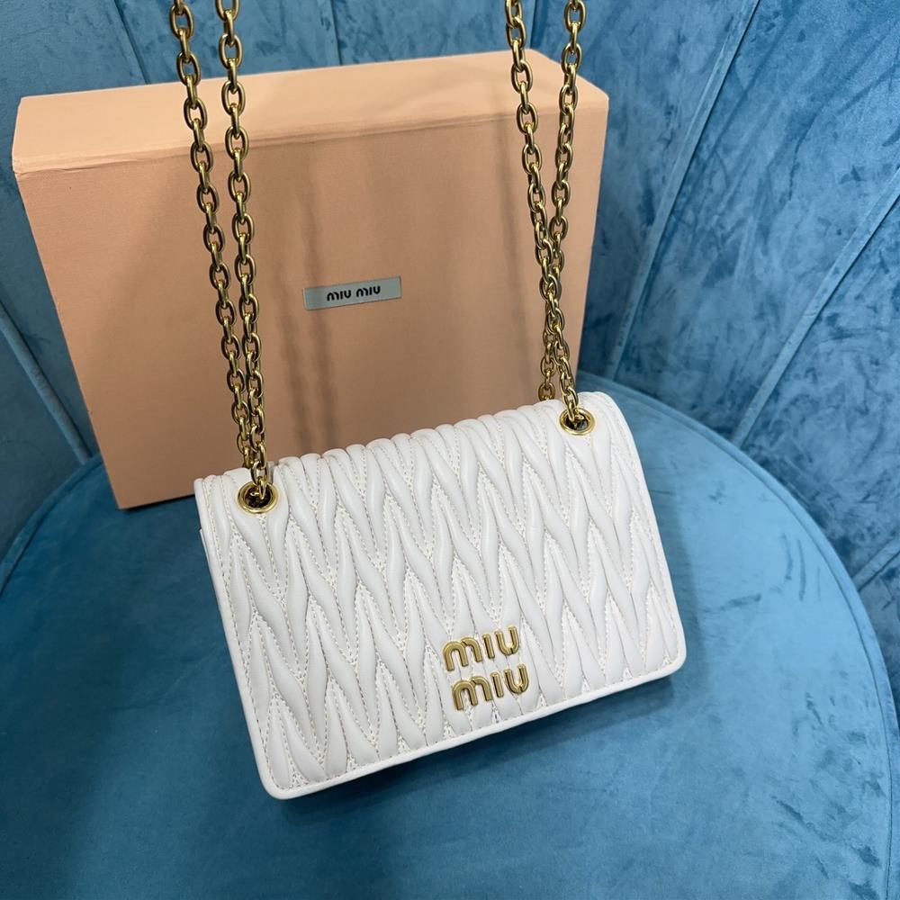 The miumiu familys new stock new soft sheepskin handbag features the classic 5BP065 logo