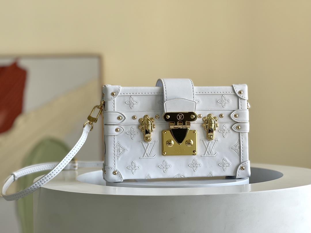 The toplevel original M20847 white Petite Malle handbag is made of cow leather and features a classi