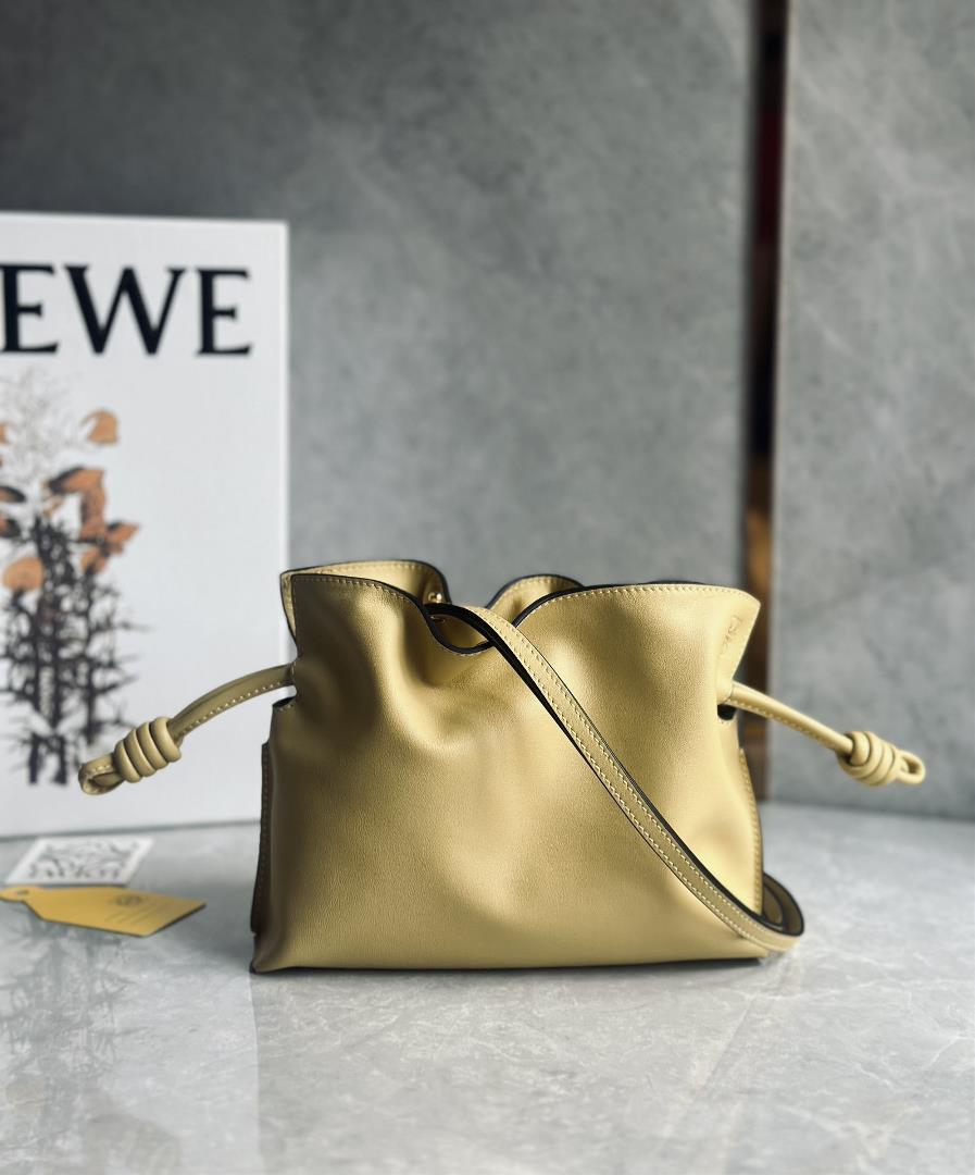 Small LOEWE Loewes new Flamenco upgraded lucky bag is made of soft and delicate calf leather tighten