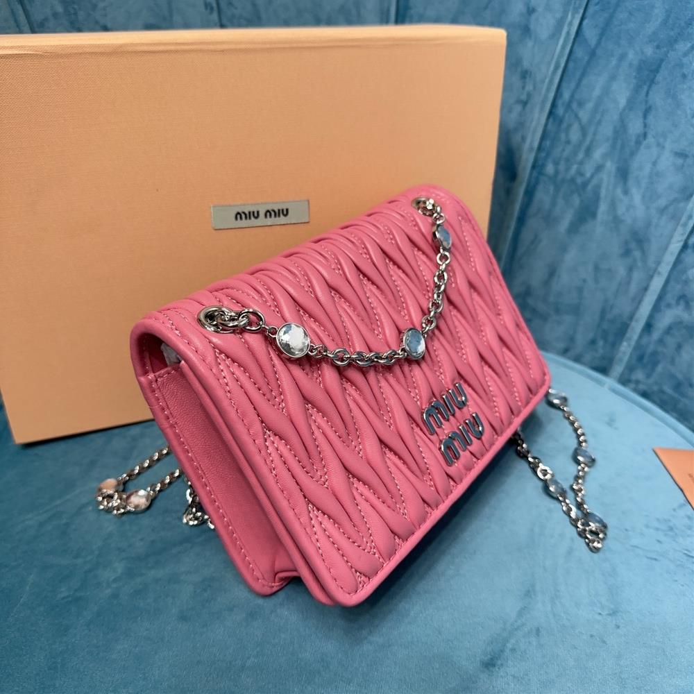 miumiu family The new stock new soft sheepskin handbag features the classic 5BP065 logo Ma