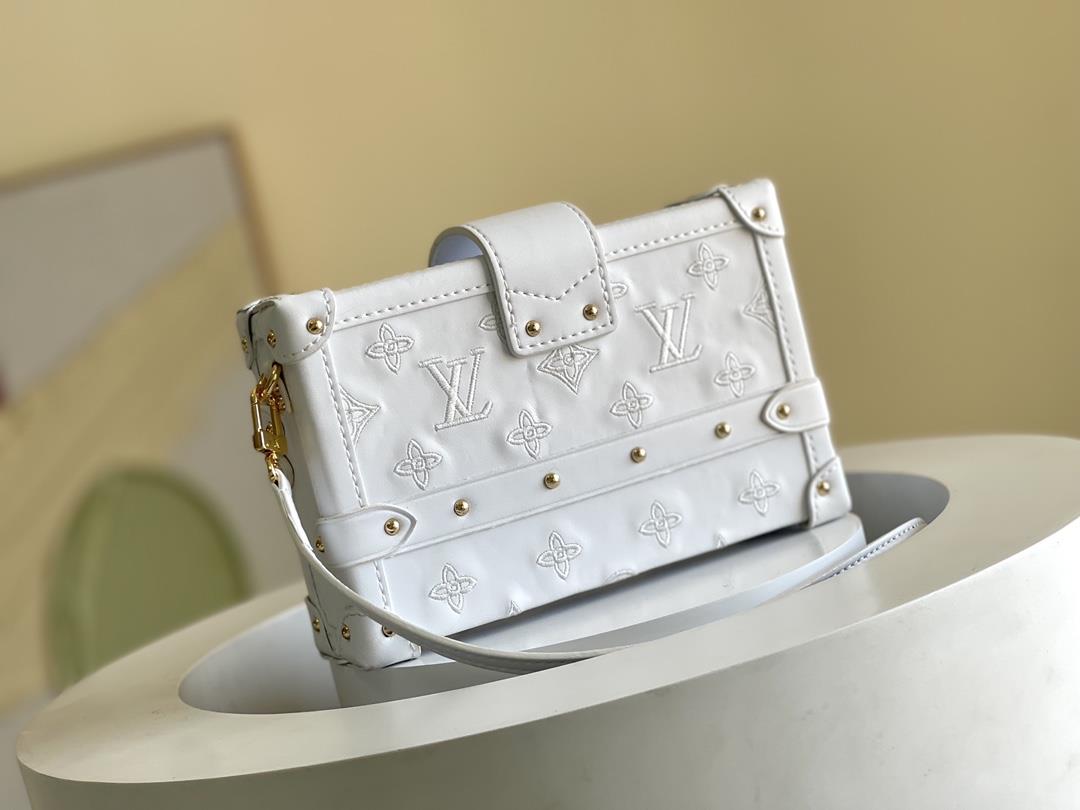 The toplevel original M20847 white Petite Malle handbag is made of cow leather and features a 