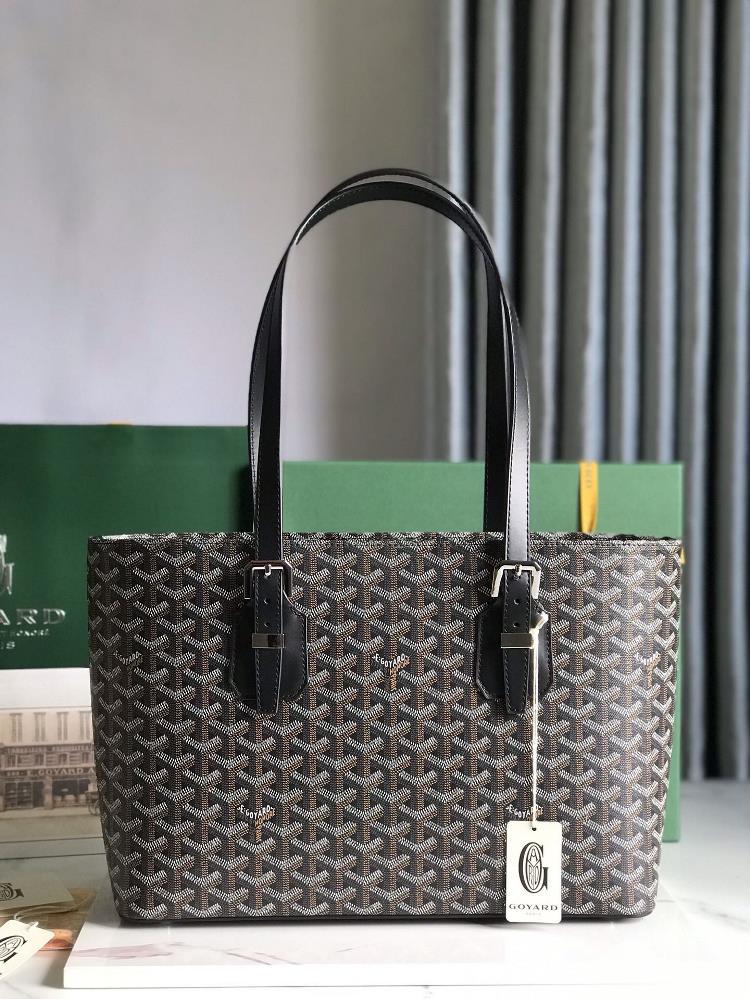The new Goyard vintage bag exudes a sense of urban fashion with its upright design which is intellectually elegant simple and neutral exuding a co