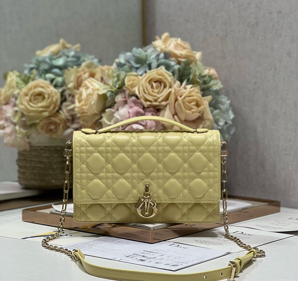 MISS DIOR handbag yellowThis Miss Dior handbag is a new addition to the early spring 2024 collection elegant and practical Made of carefully crafted