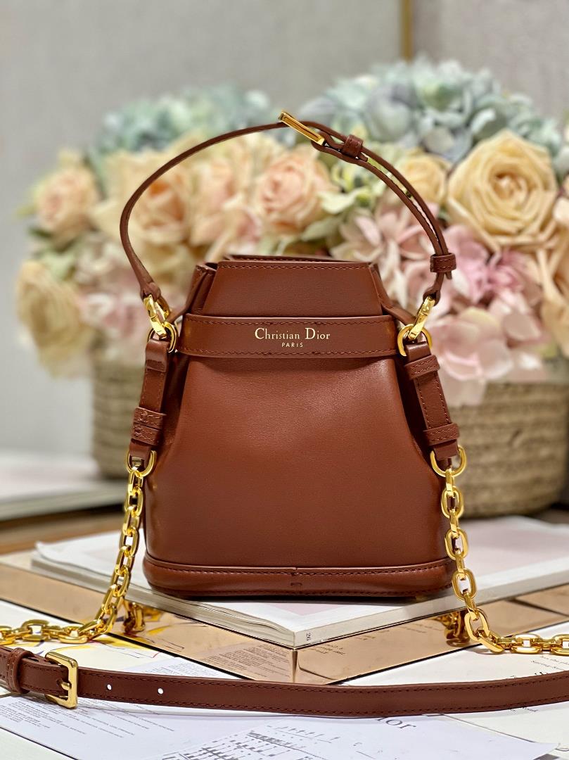 CEST DIOR Small Handbag BrownThis Cest Dior handbag is a new autumn 2023 item elegant and clas