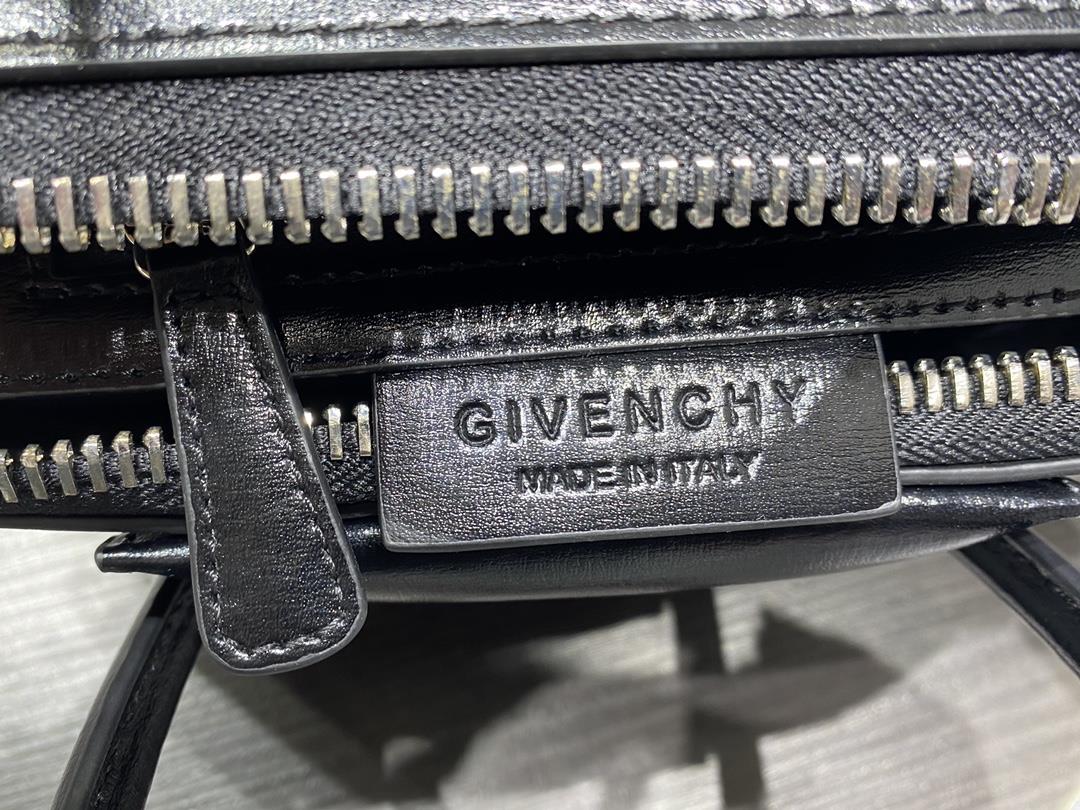 2022 New Mini The classic Antigona motorcycle bag from Givencys GIVENCY is made of cowhide wit