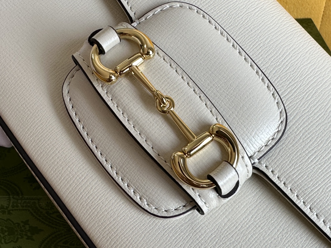 go, highlighting the unique charm of the horseshoe buckle. This design pattern is inspired by 