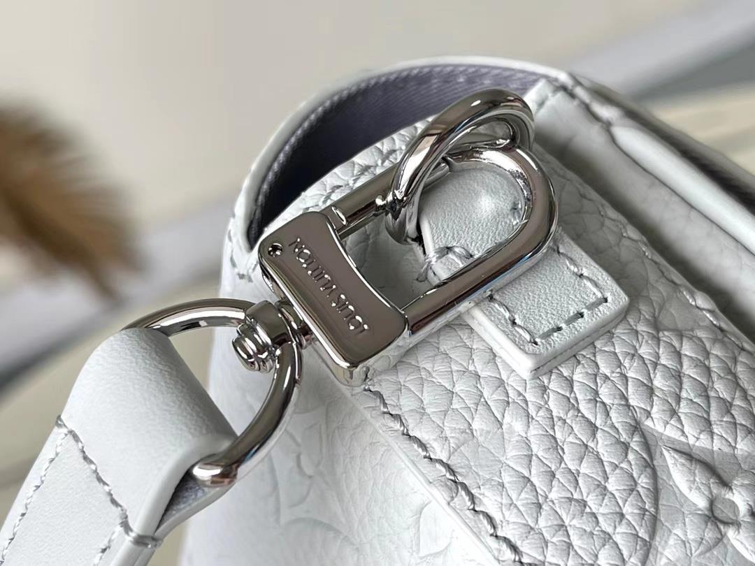 The M82568 Grey SLock Vertical Mini Handbag features an iconic SLock lock inspired by Geo