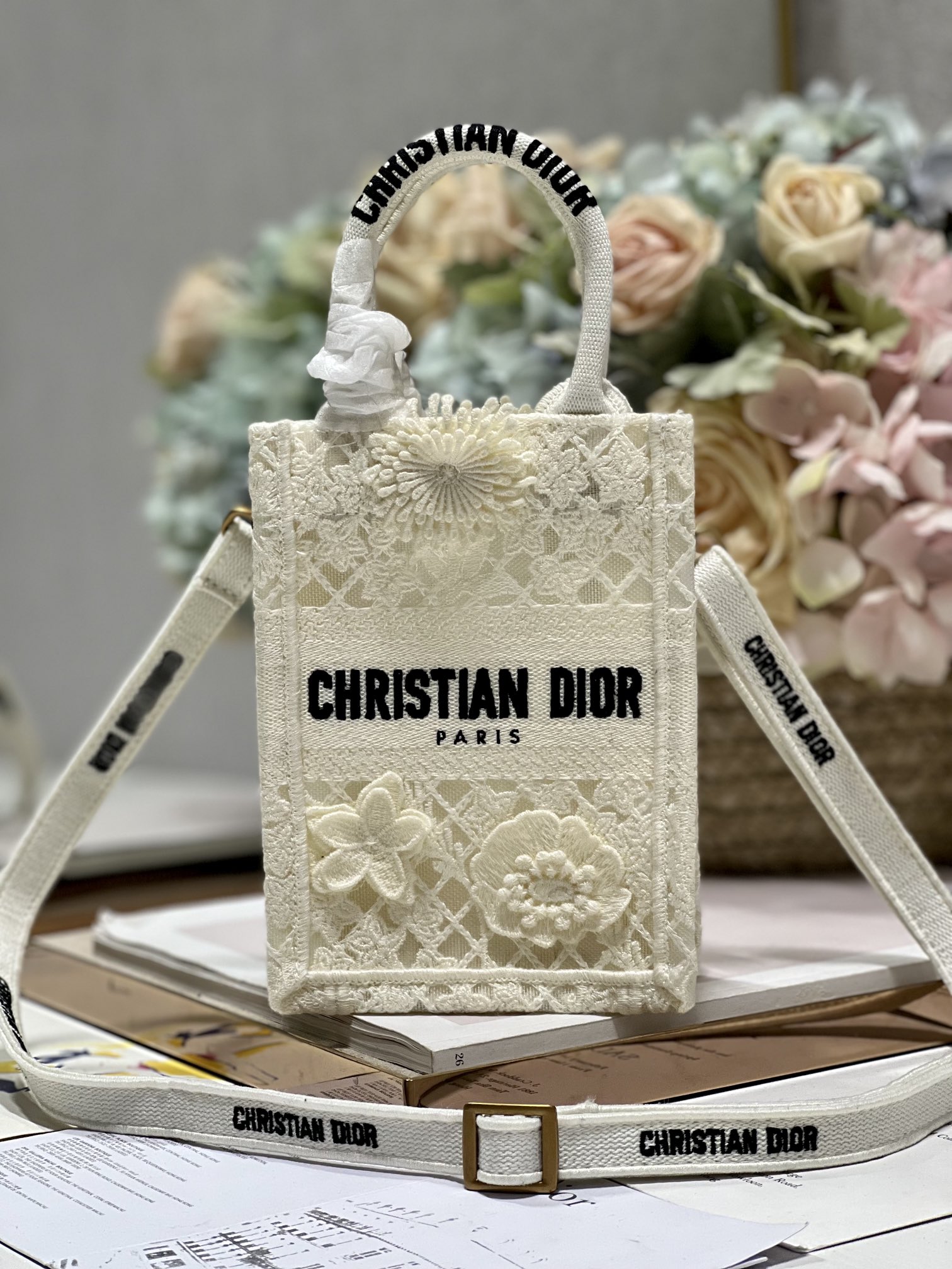 Dior Mini BOOK TOTE Mobile Bag Fish Silk WhiteThis phone bag is a new product of this season designe