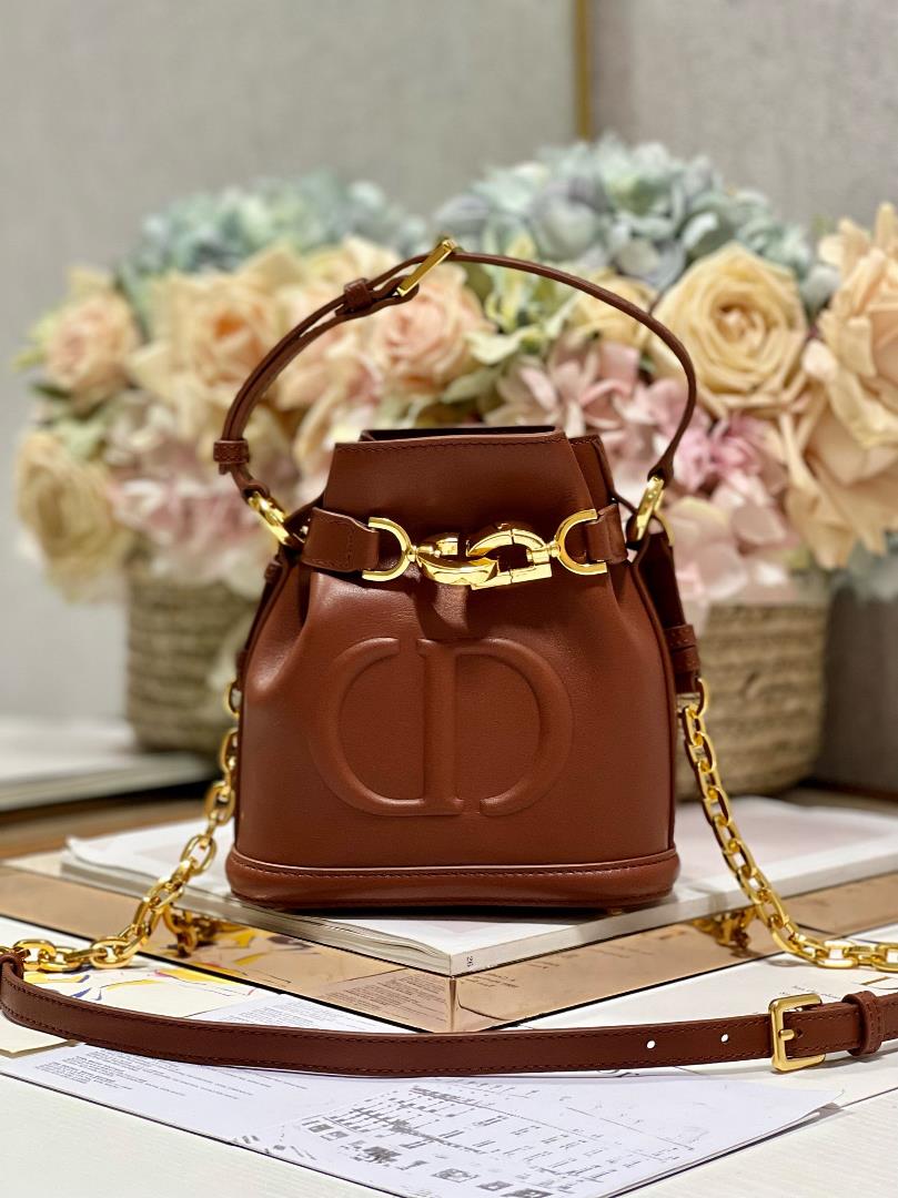 CEST DIOR Small Handbag BrownThis Cest Dior handbag is a new autumn 2023 item elegant and classic Ma