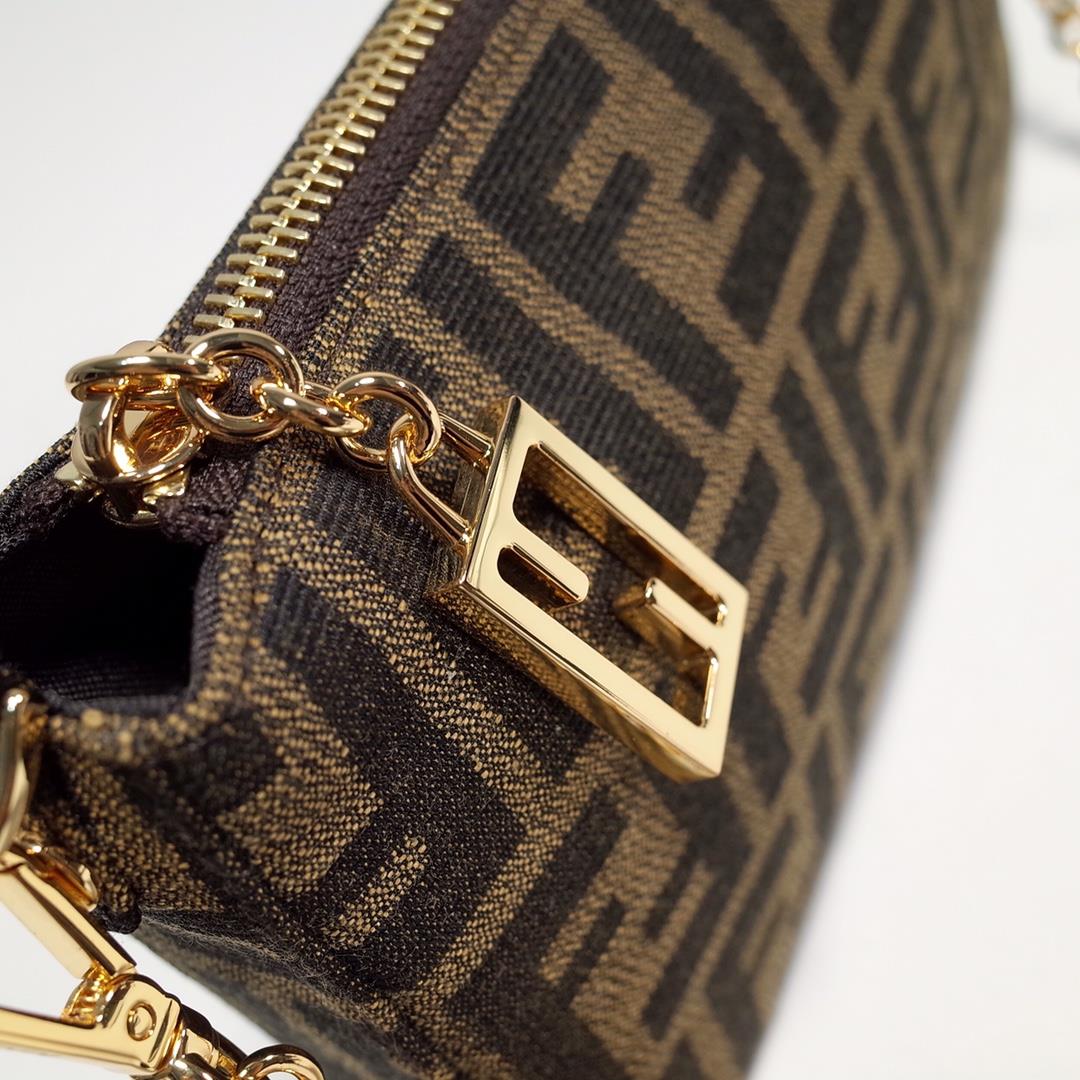 FENDI Baguette handbag is equipped with a detachable thin chain and can be carried by hand or 