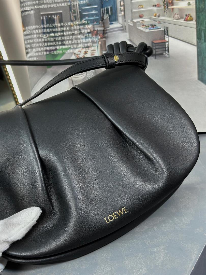 Brand new handbag black Size 25178cm Exquisite workmanship simple and elegant silhouette