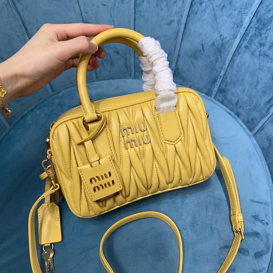 small account5BB123MiuMiu Small New Too Pretty Ball BagAdopting the iconic Matelasse textu