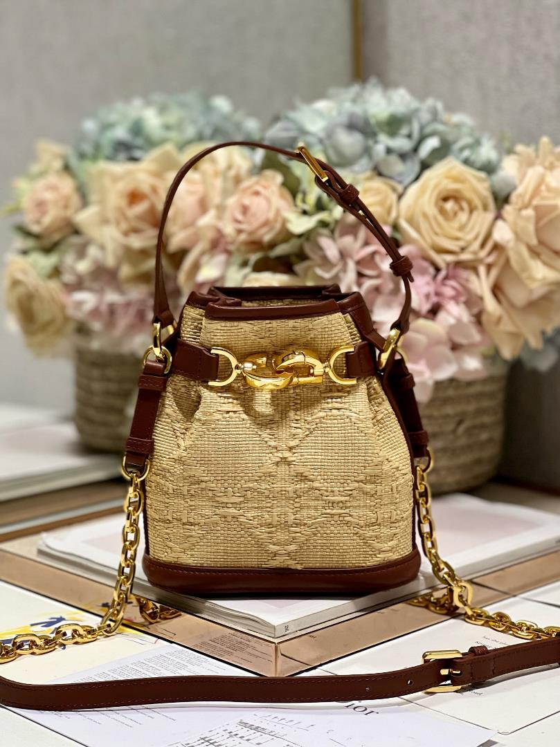 CEST DIOR small handbag wovenThis Cest Dior handbag is a new autumn 2023 item elegant and classic Cr