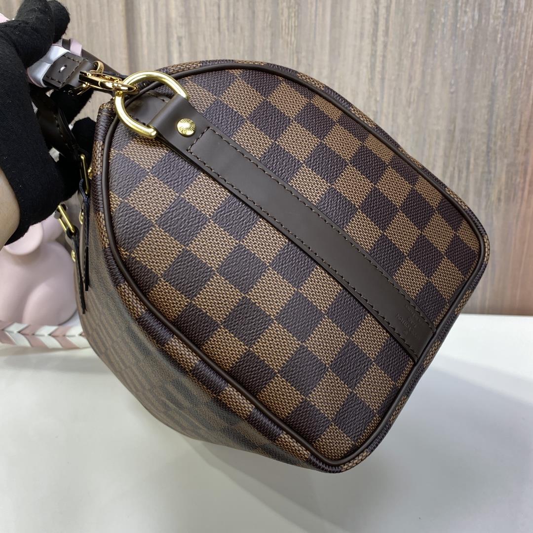 N40450 SPEEDY BANDOULIRE 25 handbagThe Damier Azur canvas features a leather finish and the SP